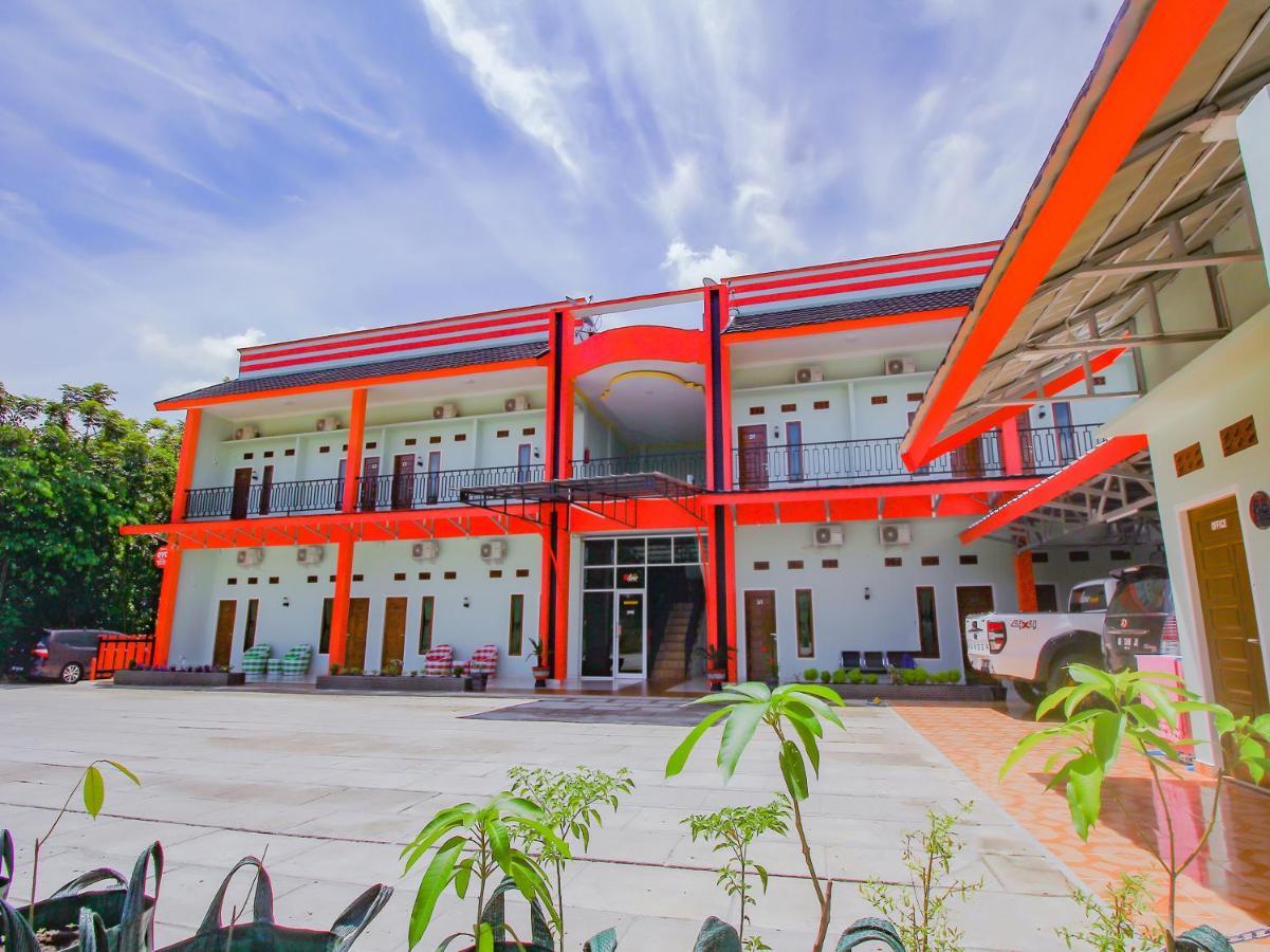 OYO 90063 Silver Homestay Syariah Perabumulih Dış mekan fotoğraf
