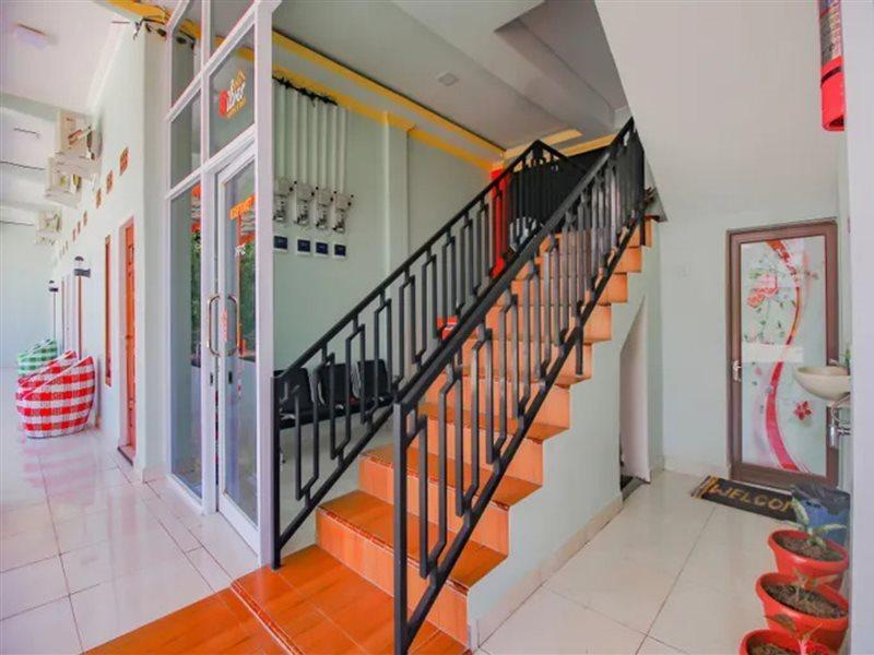 OYO 90063 Silver Homestay Syariah Perabumulih Dış mekan fotoğraf